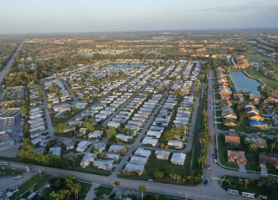 Vista aérea de uma comunidade residencial da Florida com moradias unifamiliares e alojamentos locais
