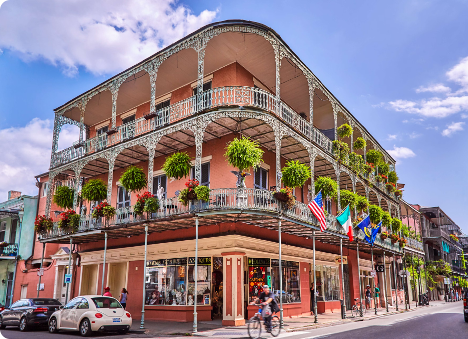 Um edifício clássico do French Quarter de New Orleans com varandas de ferro forjado, lar de muitos alojamentos locais