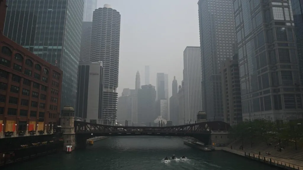 O horizonte e o rio de Chicago reduzidos a silhuetas cinzentas por uma densa neblina de fumo de incêndios.